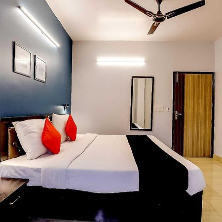 Collection O 71756 Hotel Silver Arrow Near Pacific Mall Tagore Garden 델리 외부 사진